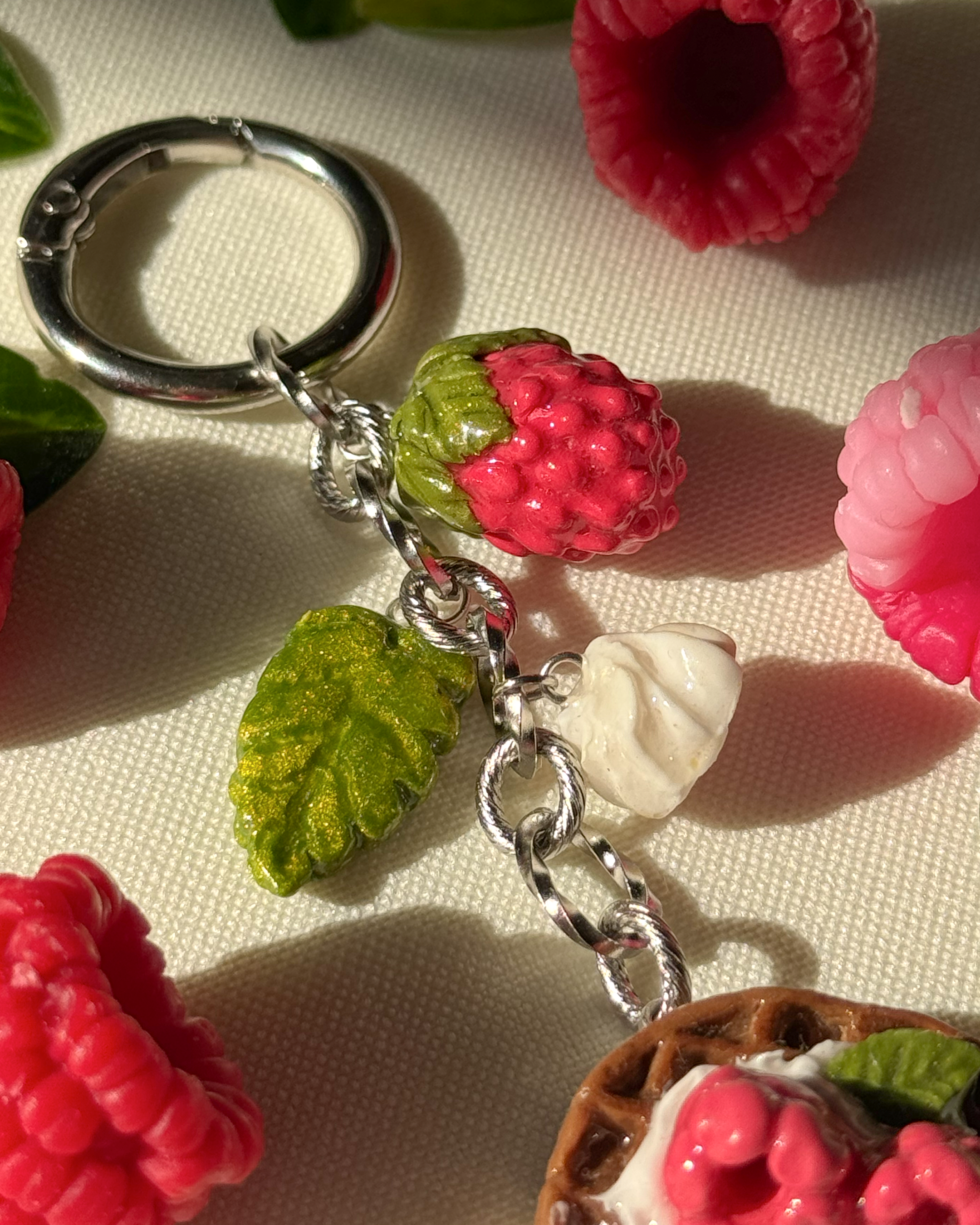 Málnás Gofri Táskadísz