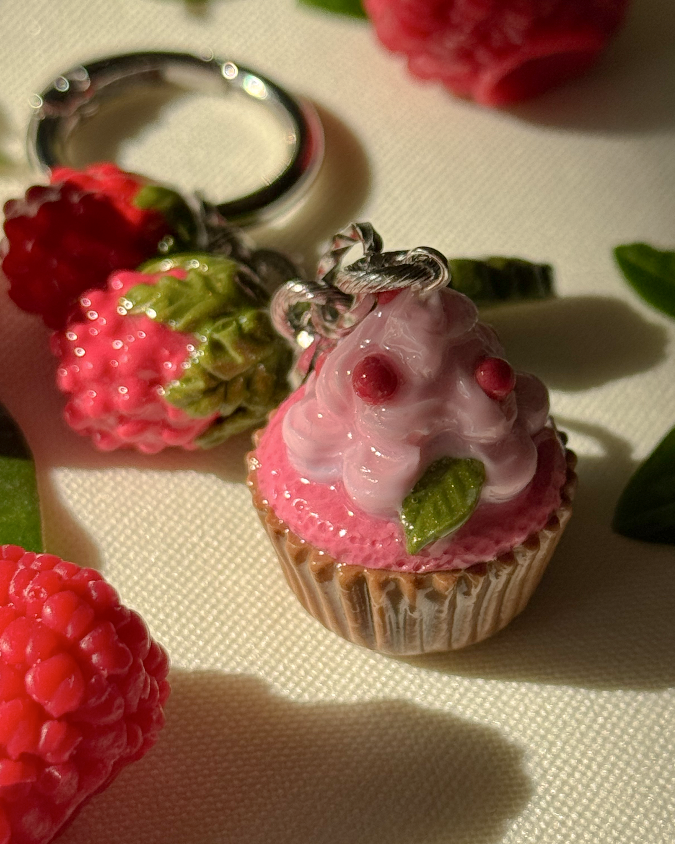 Málnás Muffin Táskadísz