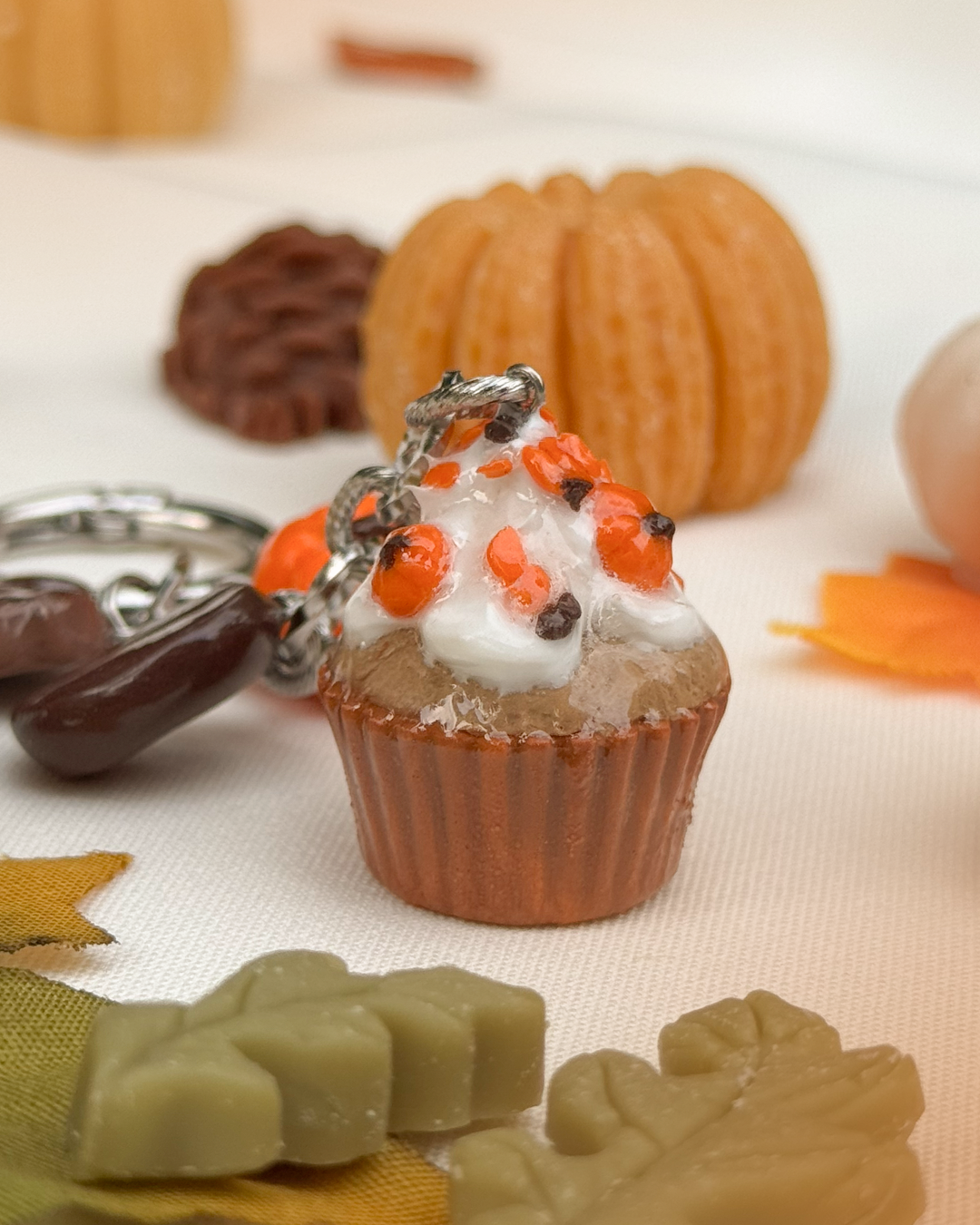Őszi Muffin Táskadísz - Ezüst
